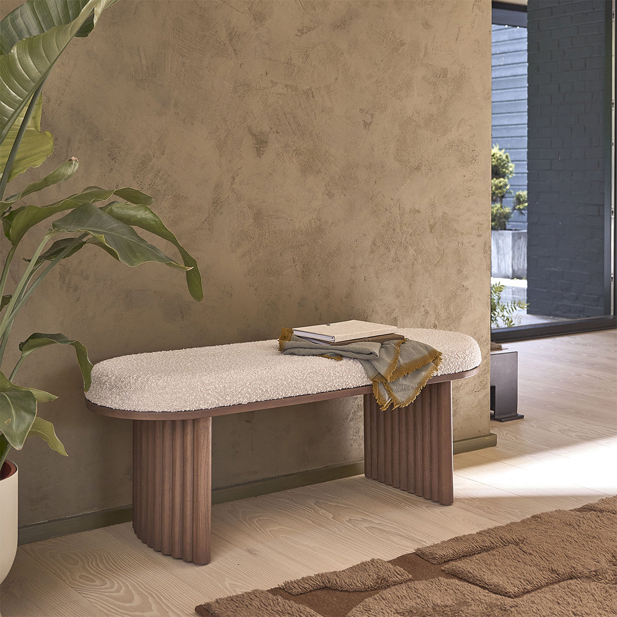 MARLOW - Banc en mindi massif finition noyer et tissu bouclette 120 cm