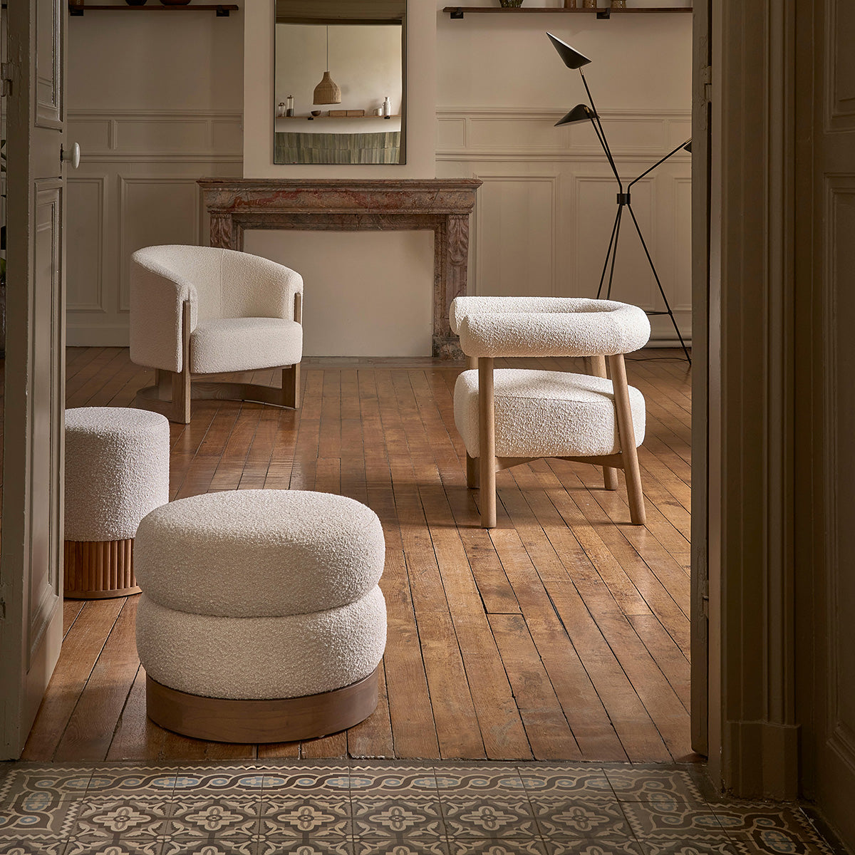 TANE - Pouf en mindi massif et tissu bouclette blanc Ø55 cm