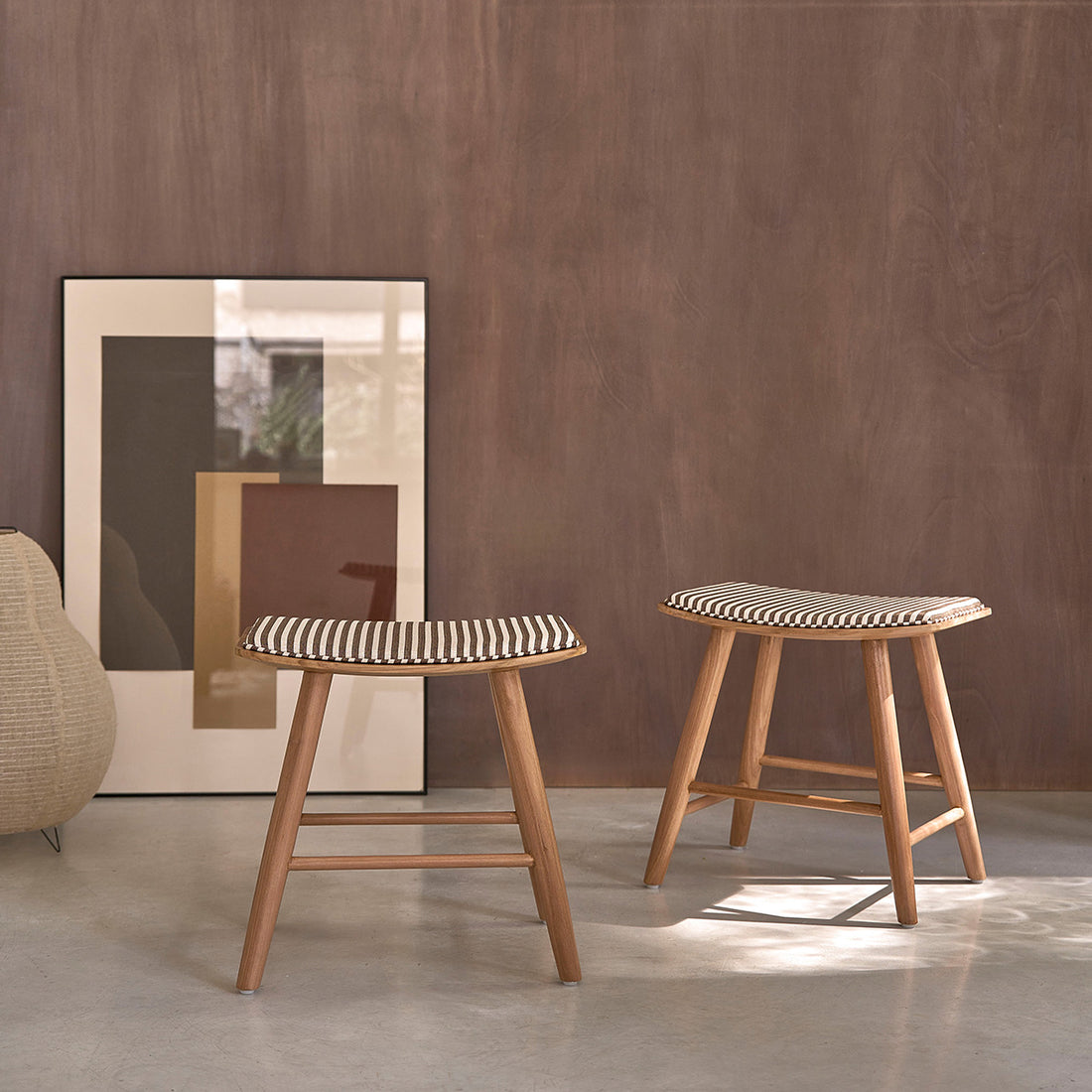 AMBRE - Lot de 2 tabourets en teck massif et assise à rayures 45 cm