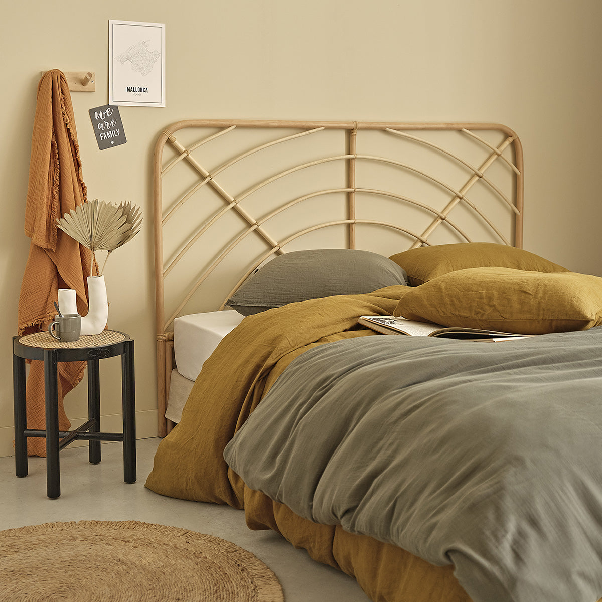 ARON - Table de chevet en acajou massif et cannage 40 cm