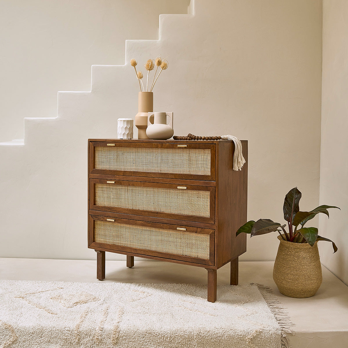 RAPHAEL - Commode en manguier massif et cannage finition noyer 90 cm