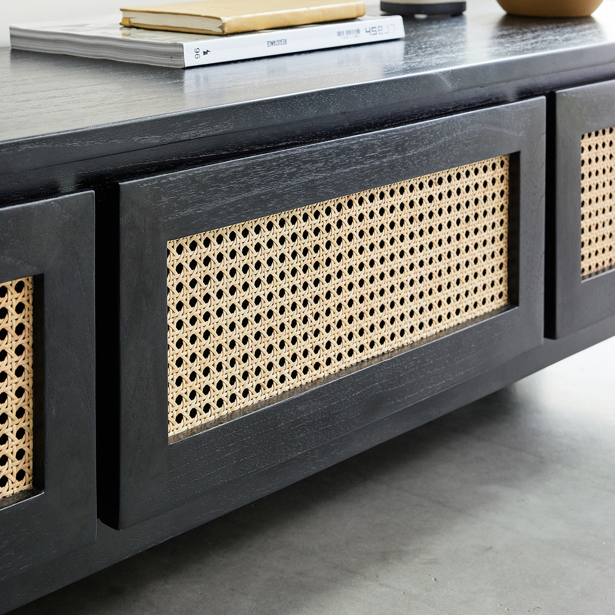 ISÉE - Meuble TV en mindi massif et cannage noir 160 cm