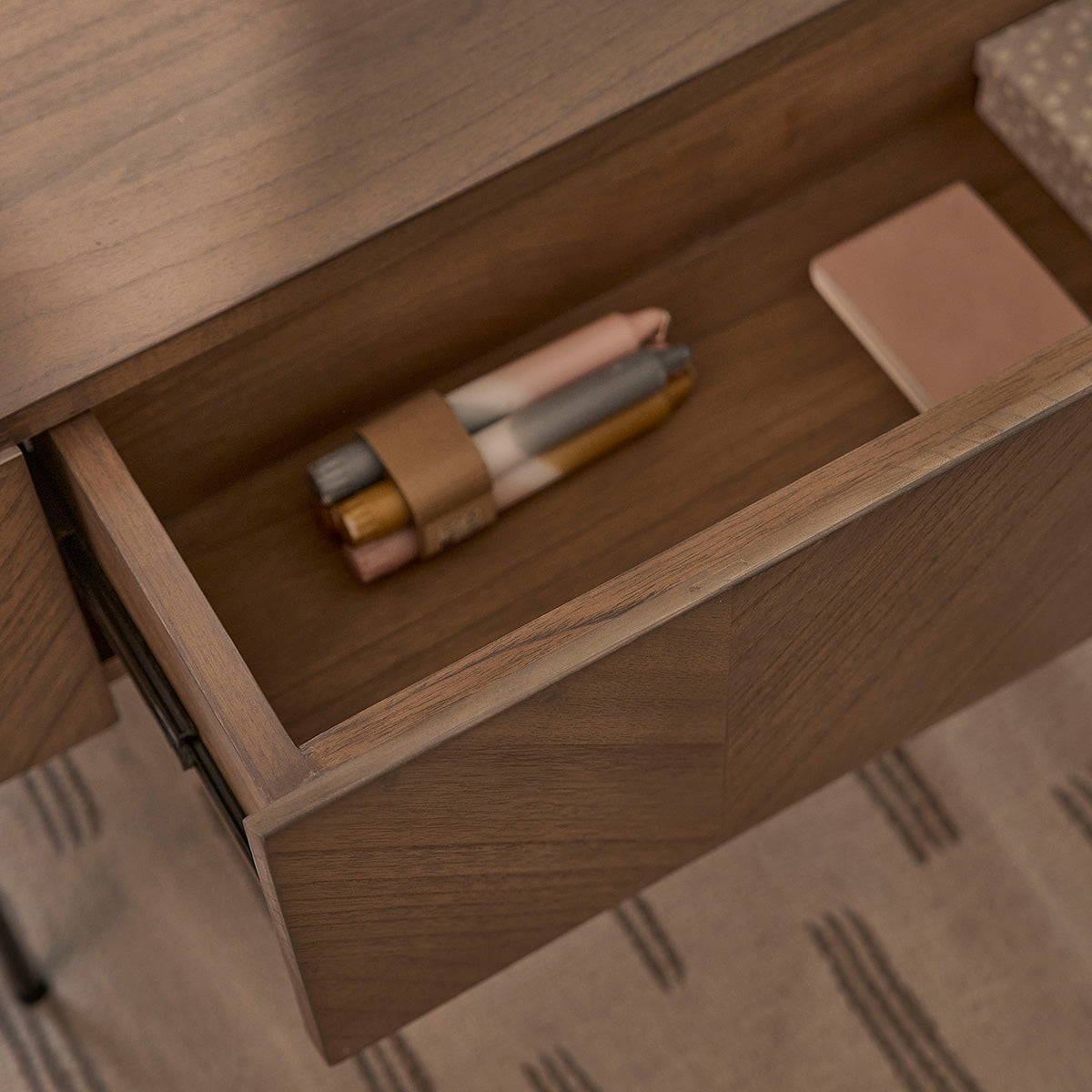 CALIX - Table basse en mindi massif et métal finition noyer 120 cm