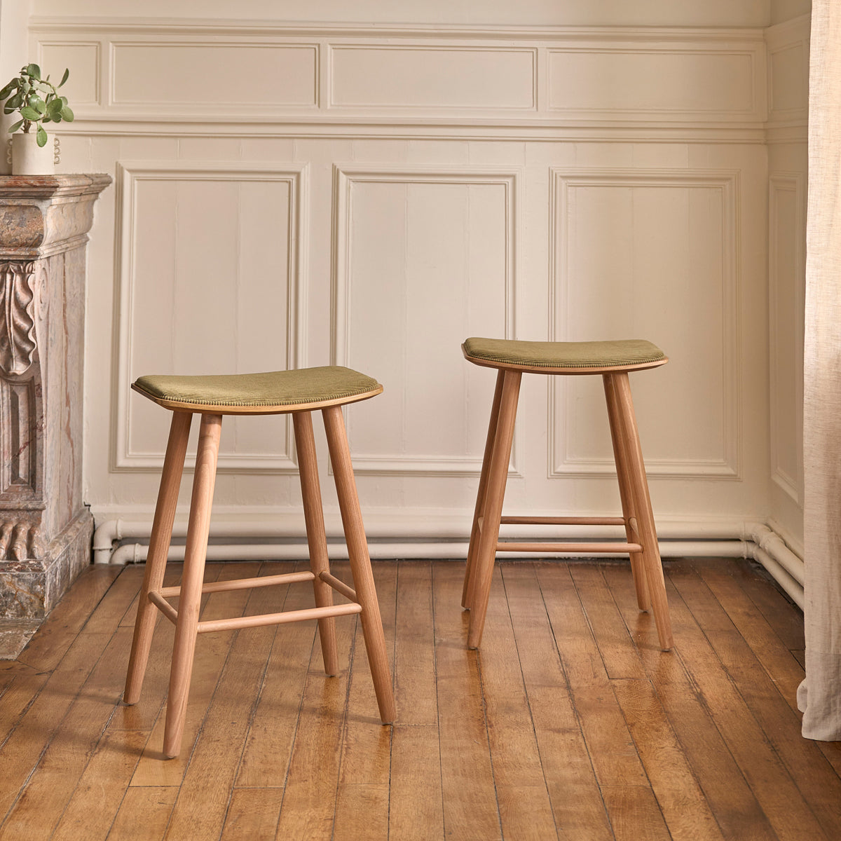 AMBRE - Lot de 2 tabourets en teck massif assise velours côtelé 65 cm