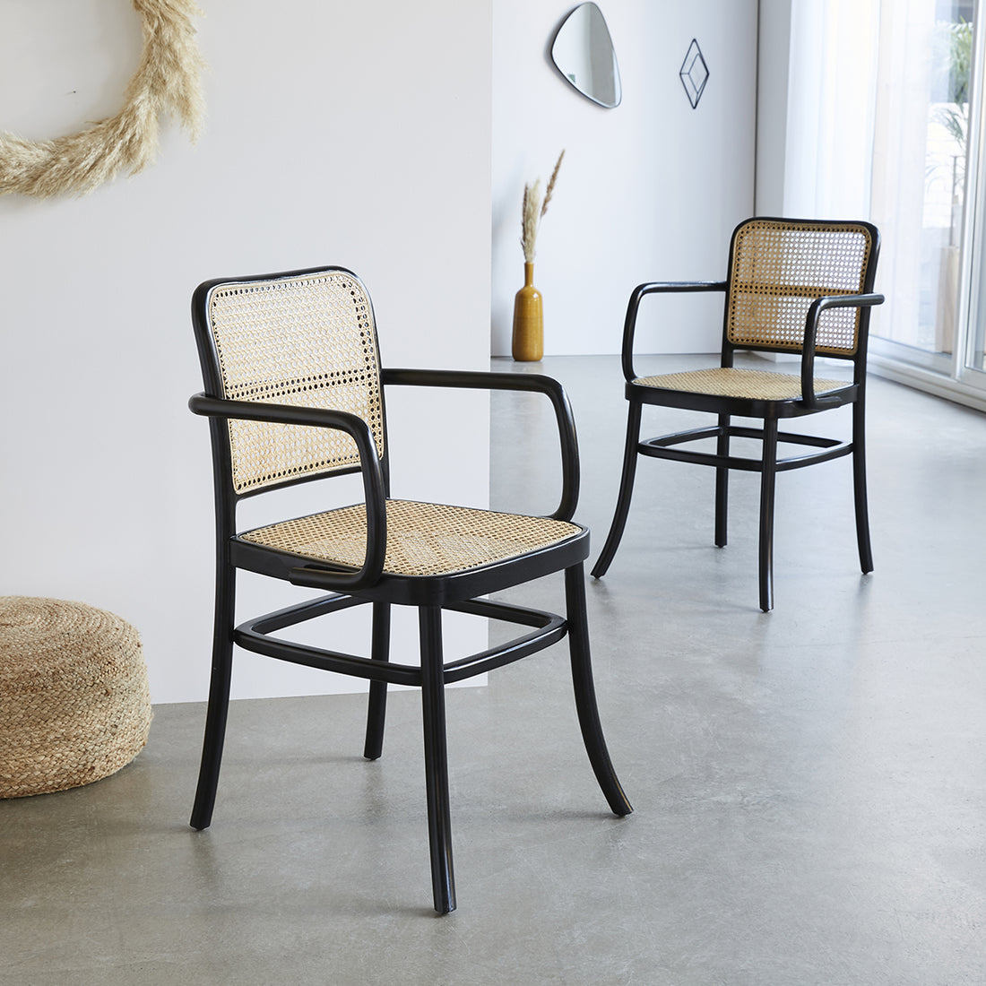 ARON - Lot de 2 chaises avec accoudoirs en acajou massif et cannage