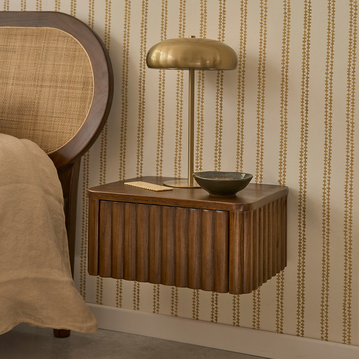 TRINIDAD - Table de chevet suspendue en bois de mindi 45 cm