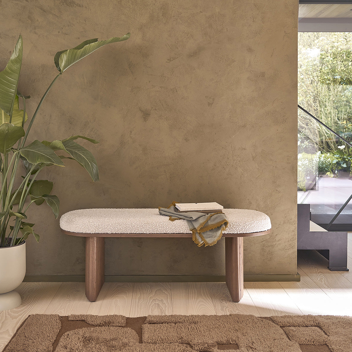 MARLOW - Banc en mindi massif finition noyer et tissu bouclette 120 cm