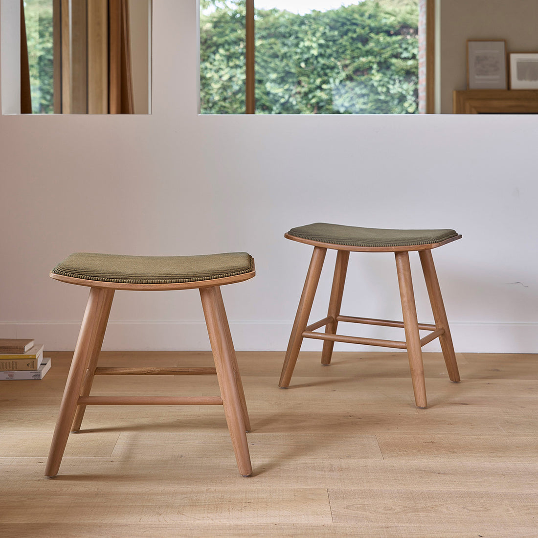 AMBRE - Lot de 2 tabourets en bois de teck assise velours côtelé 45 cm