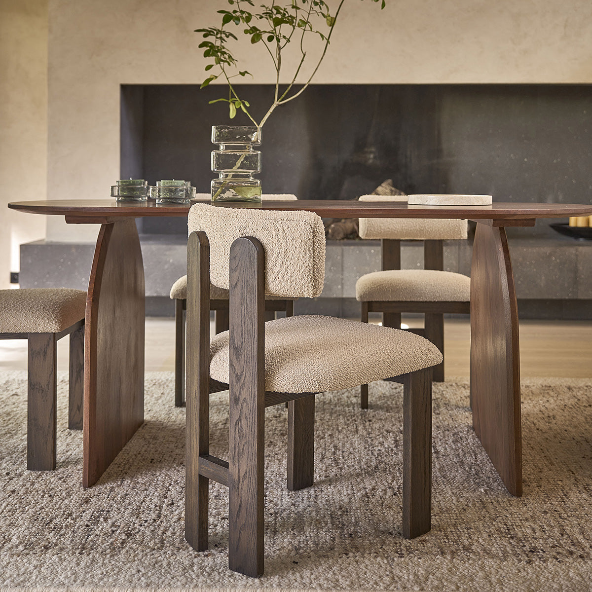 NOÉ - Chaise en chêne massif marron et tissu bouclette beige