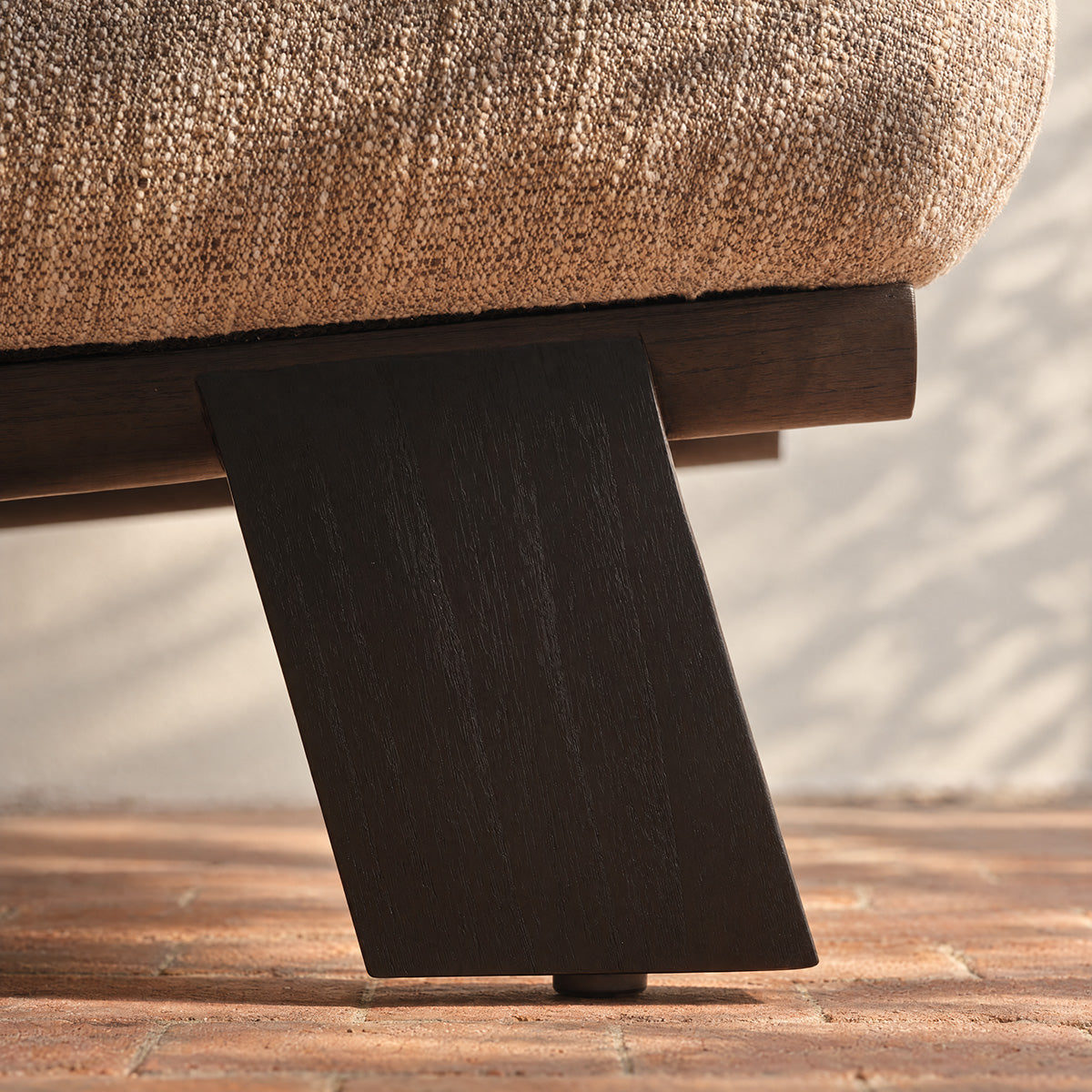ANOUK - Fauteuil en mindi massif noir et tissu grège chiné