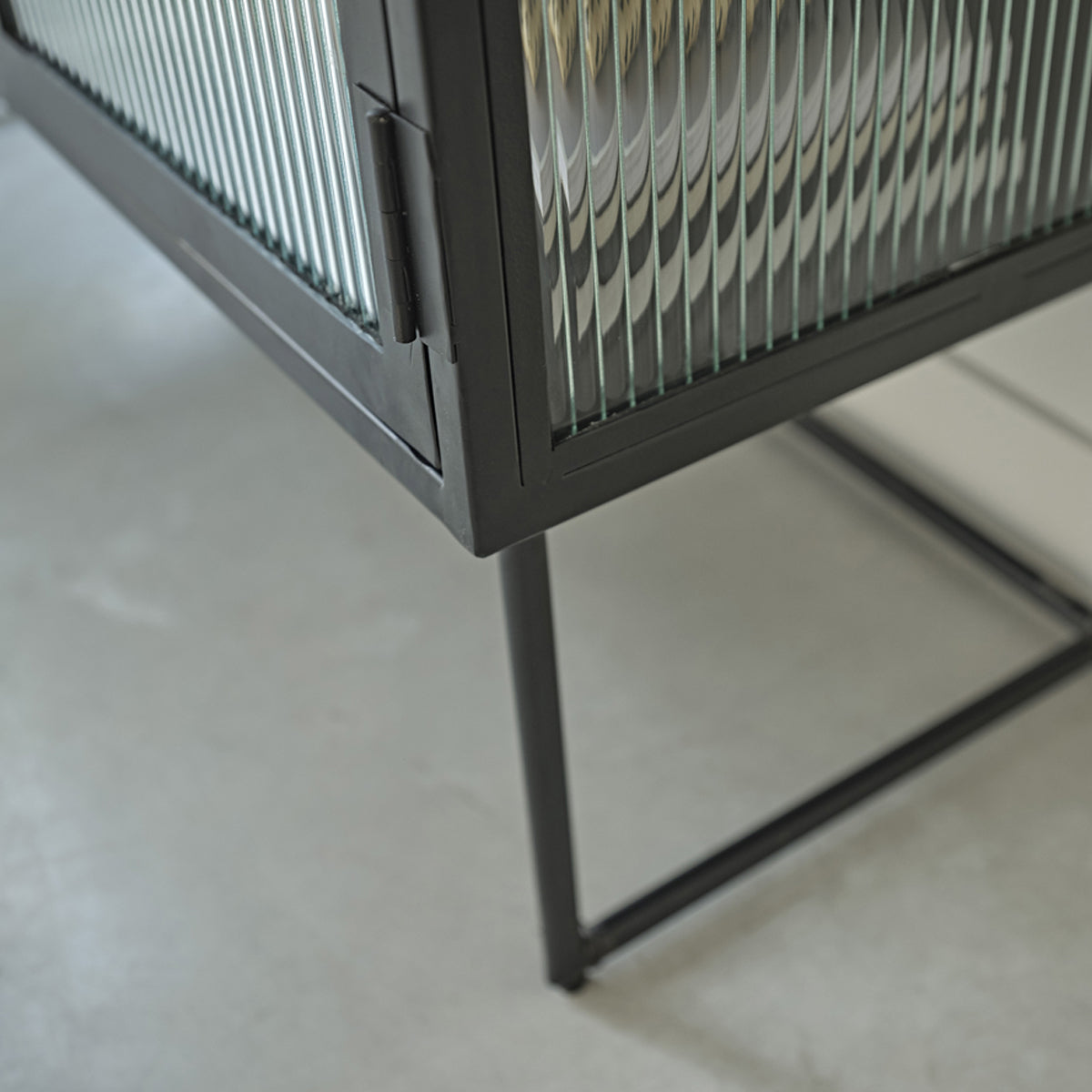 617-buffet_en_metal_et_verre_ondule_120_cm-05.jpg