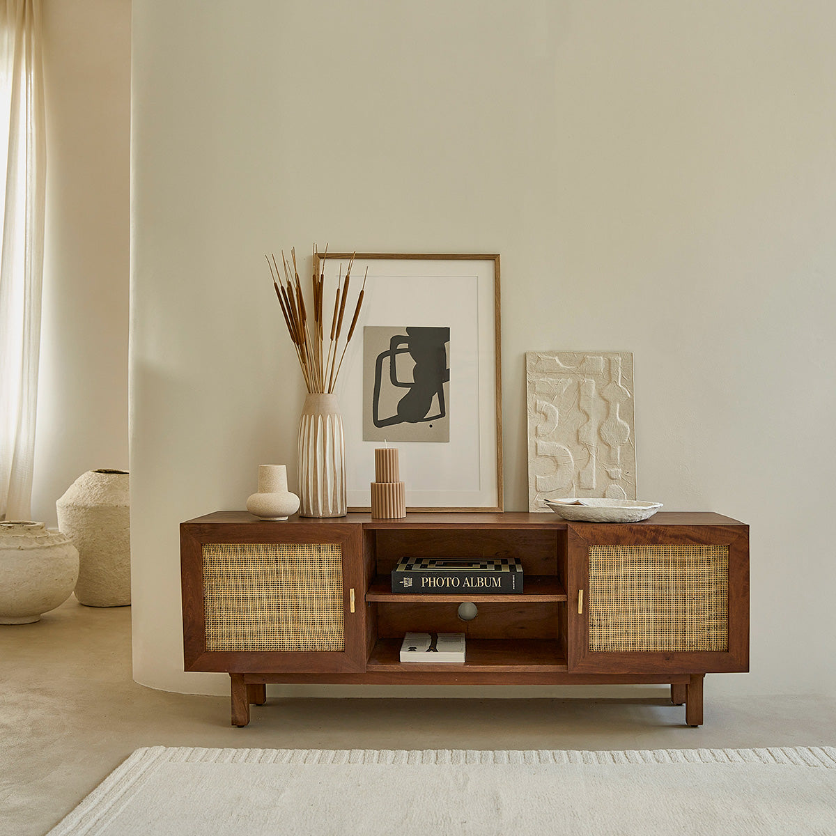 RAPHAEL - Meuble TV en manguier massif finition noyer et cannage 140 cm