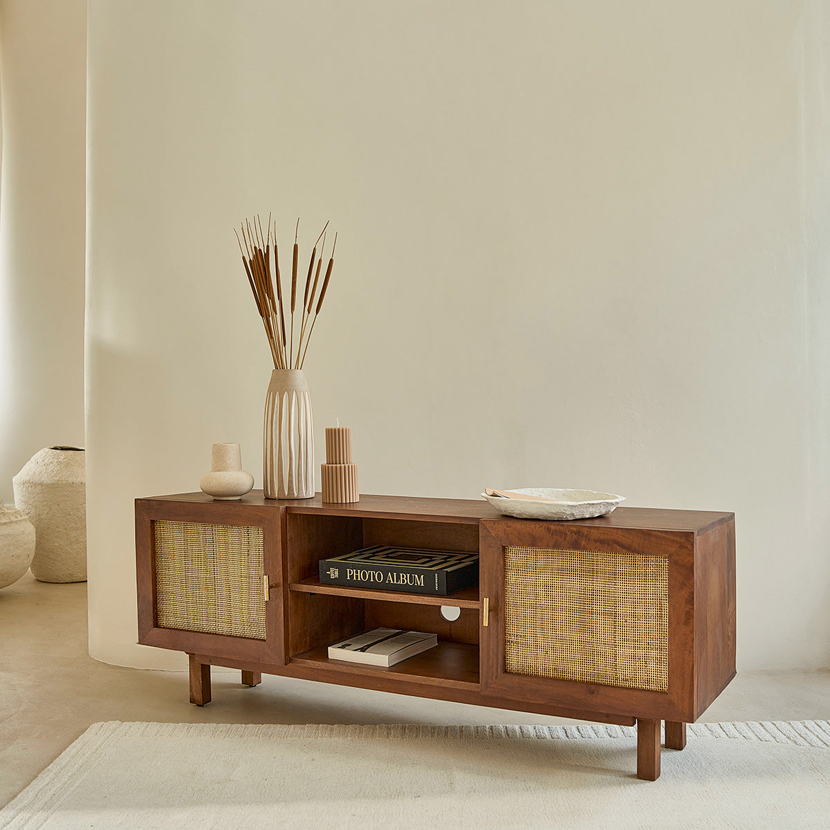 RAPHAEL - Meuble TV en manguier massif finition noyer et cannage 140 cm