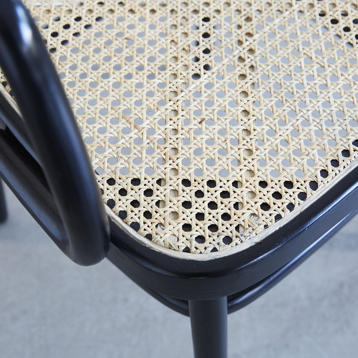 ARON - Lot de 2 chaises avec accoudoirs en acajou massif et cannage