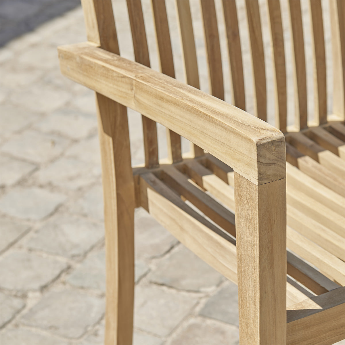 MALTE - Fauteuil de jardin en teck massif empilables (lot de 2)
