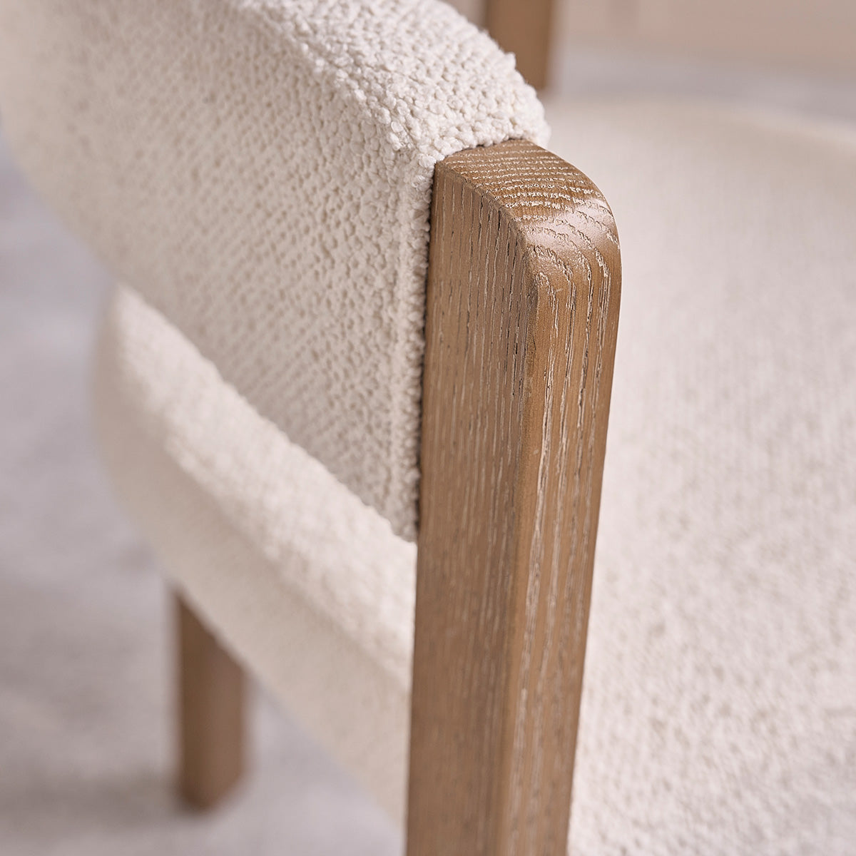 CLÉA - Chaise en chêne et tissu bouclette