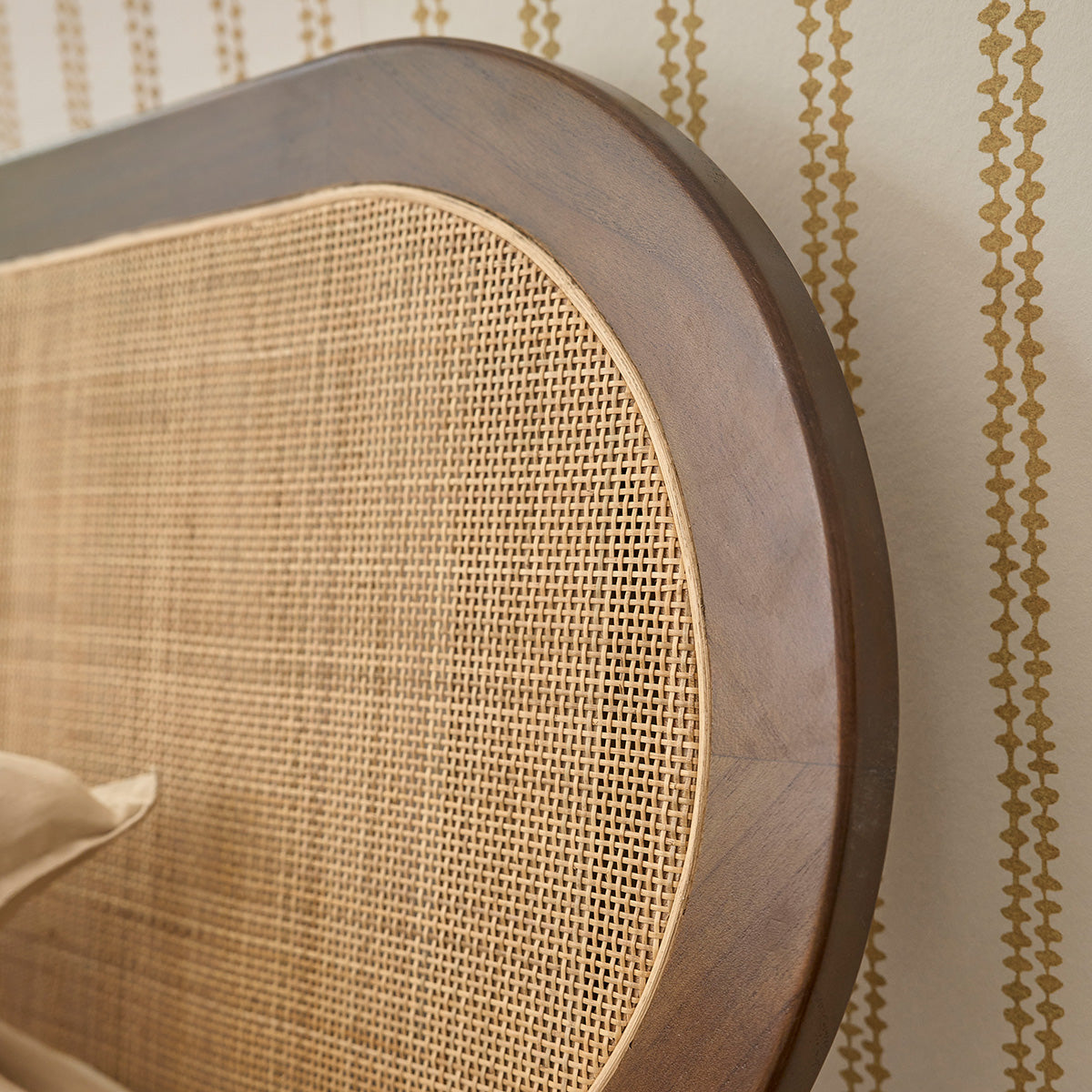 LILA - Lit en bois de mindi et cannage finition noyer 160 cm