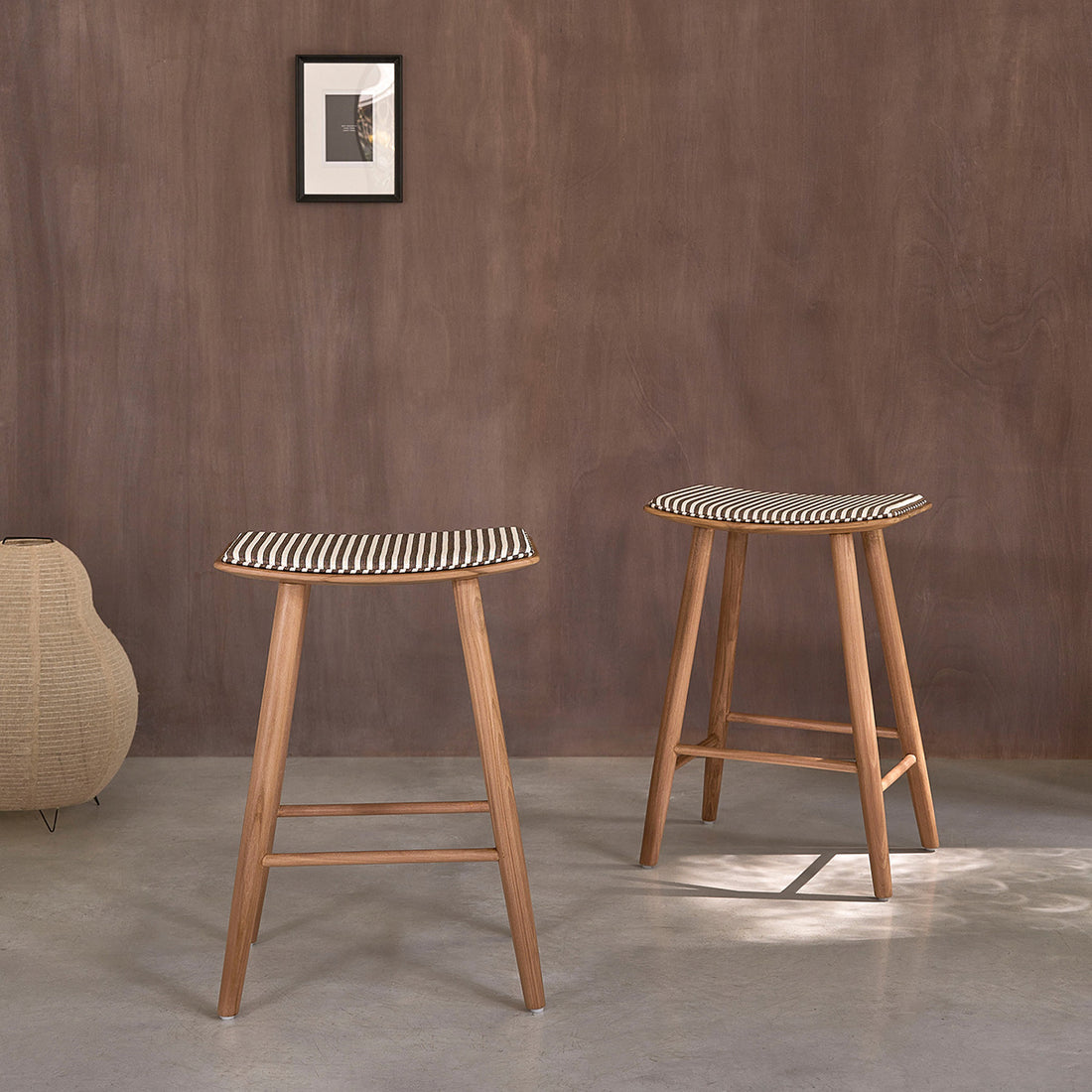 AMBRE - Lot de 2 tabourets de bar en teck massif et assise à rayures 65 cm