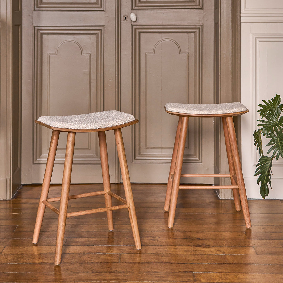 AMBRE - Tabouret en teck massif assise bouclette 65 cm