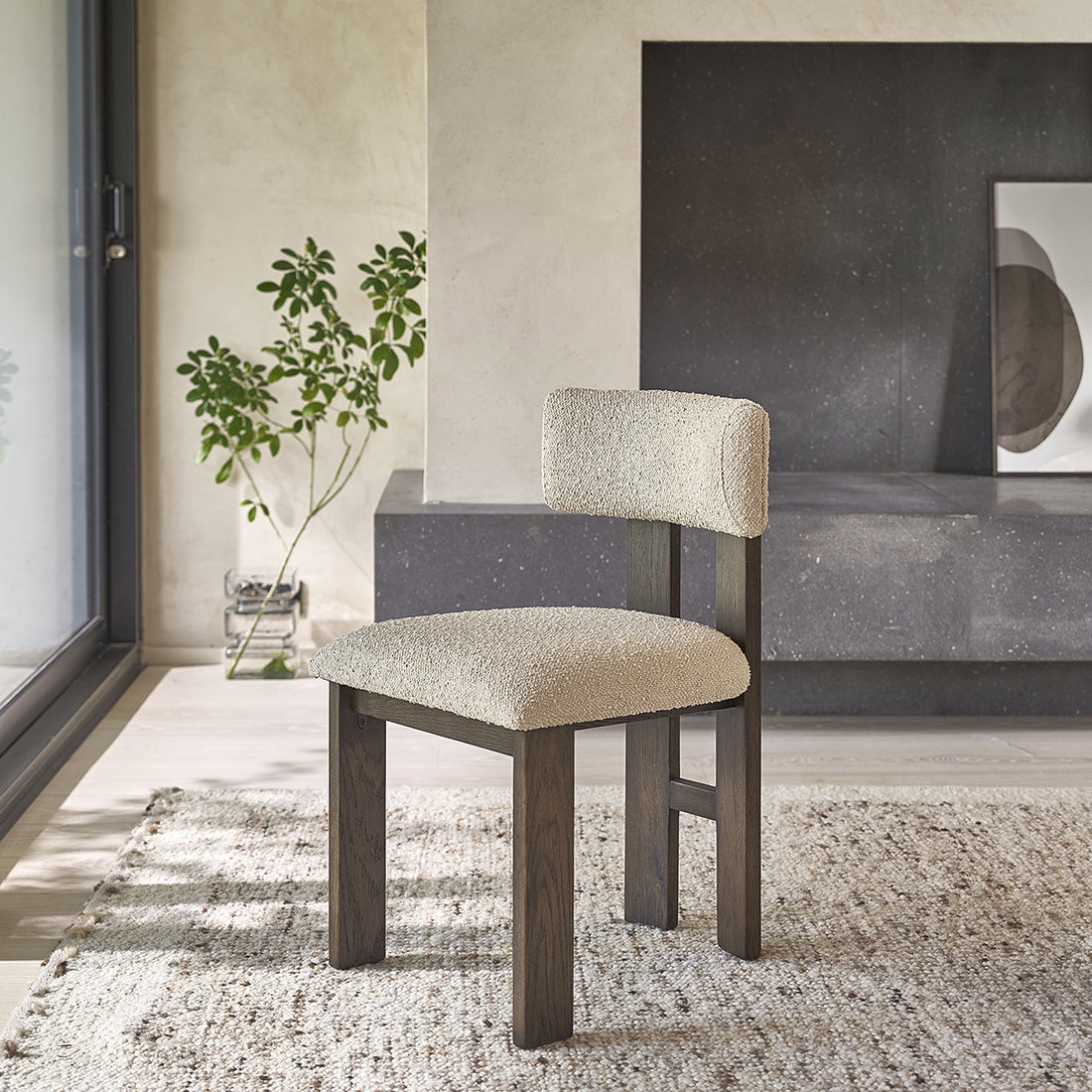 NOÉ - Chaise en chêne massif marron et tissu bouclette beige
