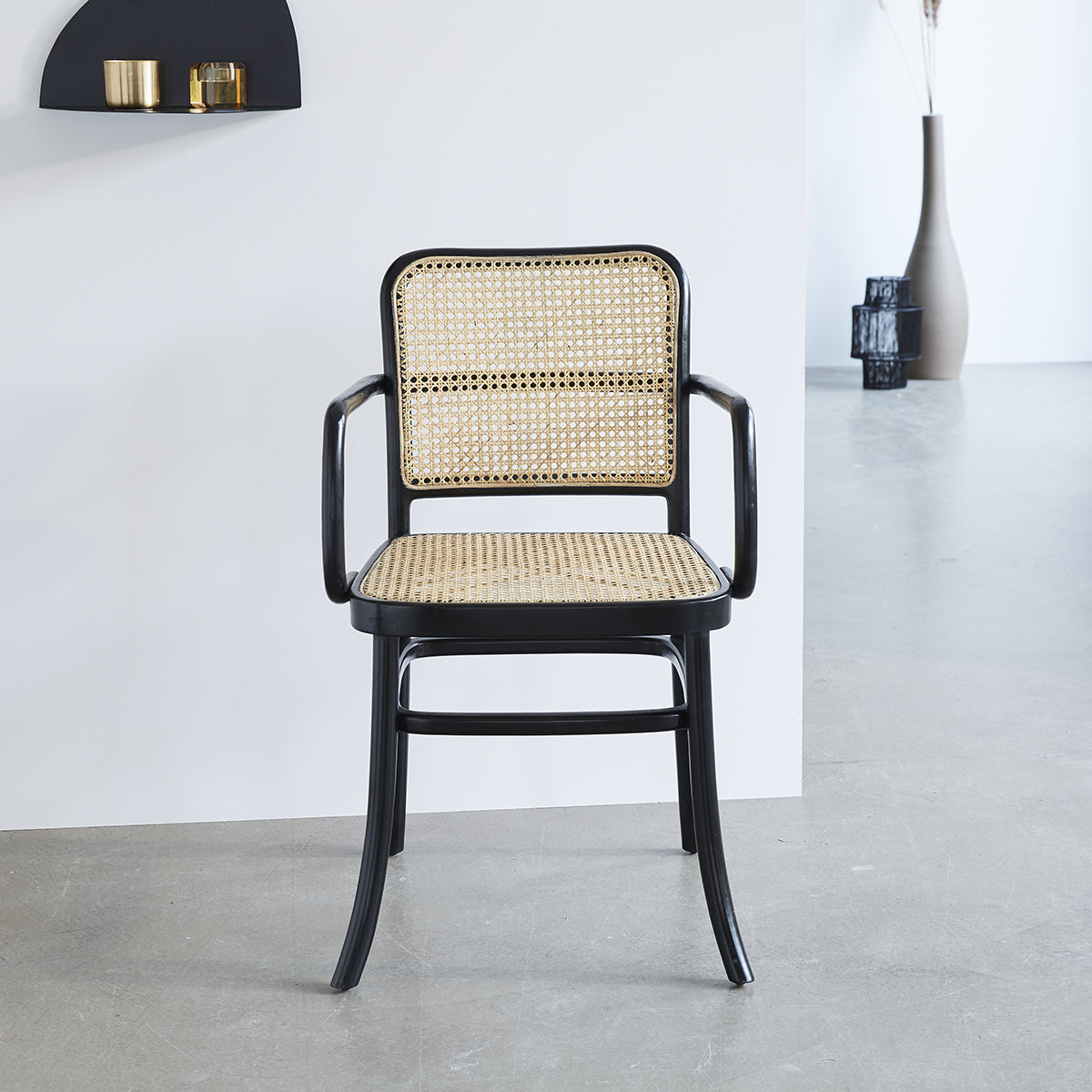 ARON - Chaise avec accoudoirs en acajou massif et cannage