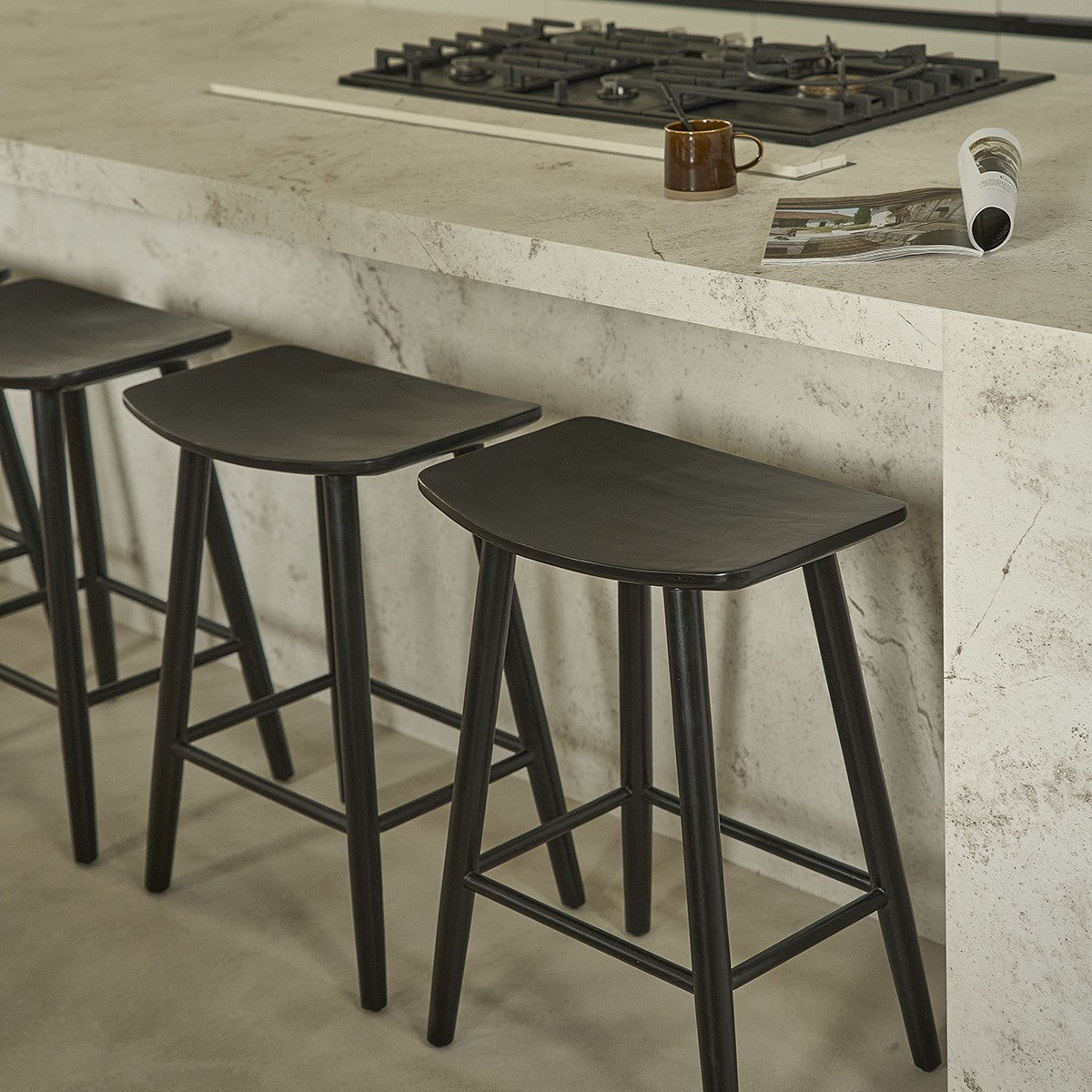 AMBRE - Lot de 2 tabourets en teck massif noir 65 cm