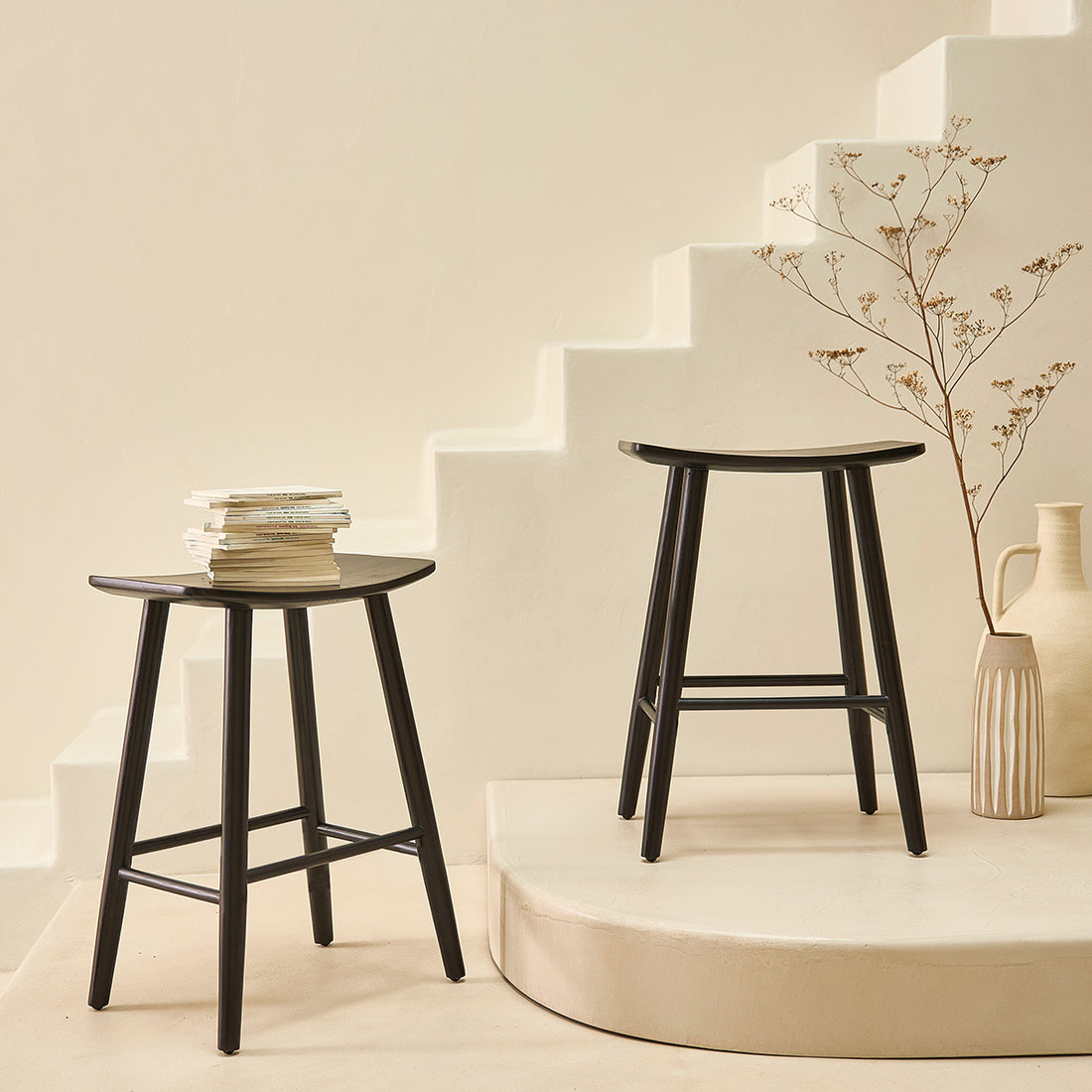 AMBRE - Lot de 2 tabourets en teck massif noir 65 cm