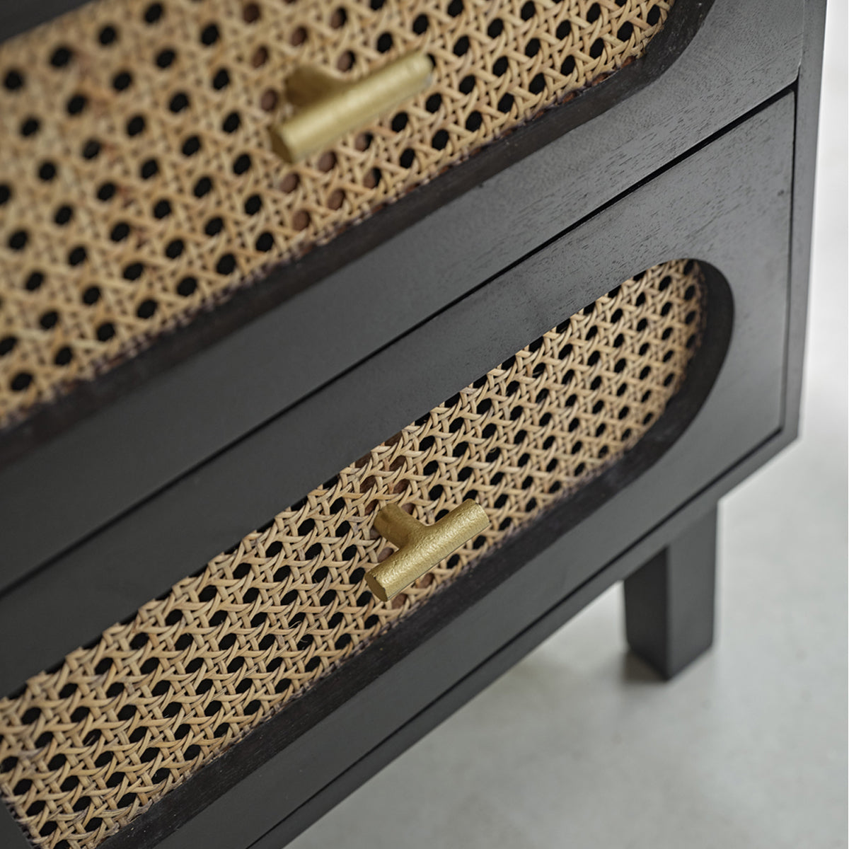 ZULMA - Table de chevet en manguier massif et cannage 45 cm