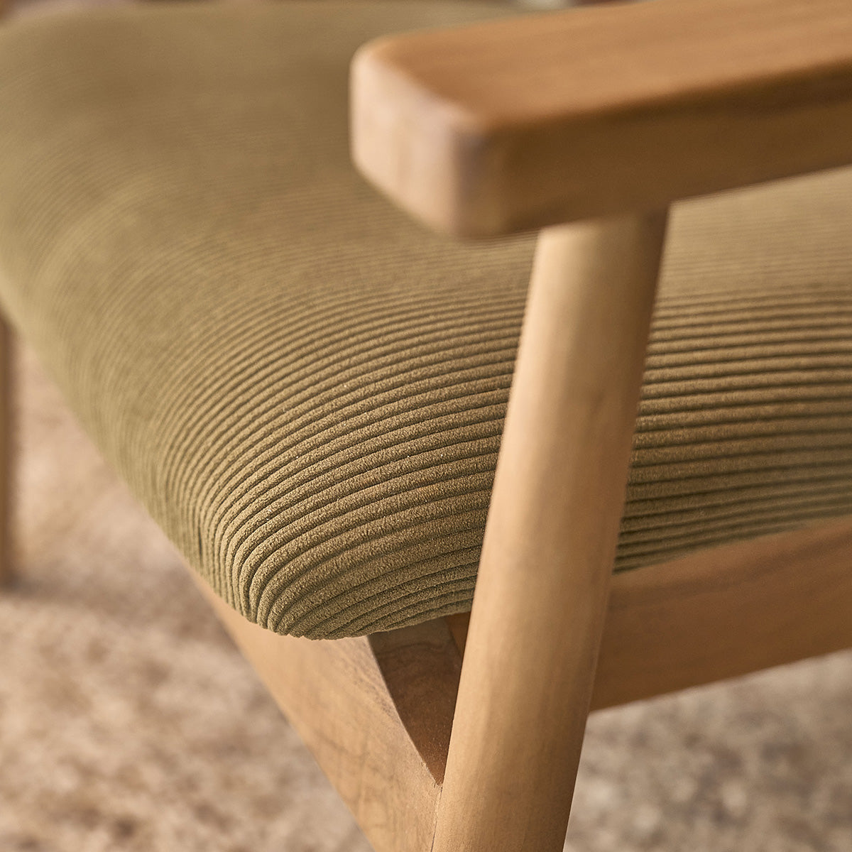 SABI - Fauteuil en teck massif, cannage et tissu velours côtelé kaki