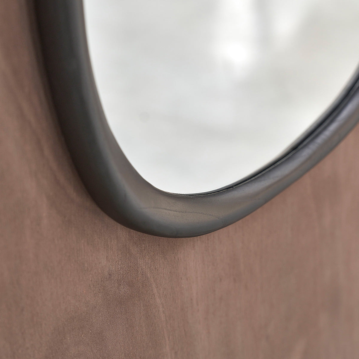 THELMA - Miroir organique en bois de mindi noir 75x60 cm