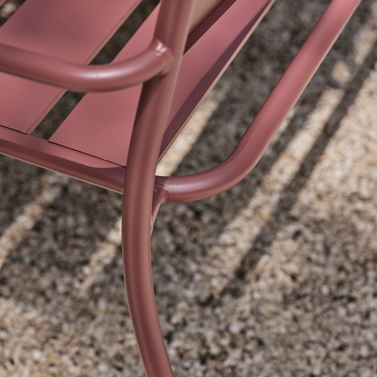 Banc en aluminium framboise 118 cm