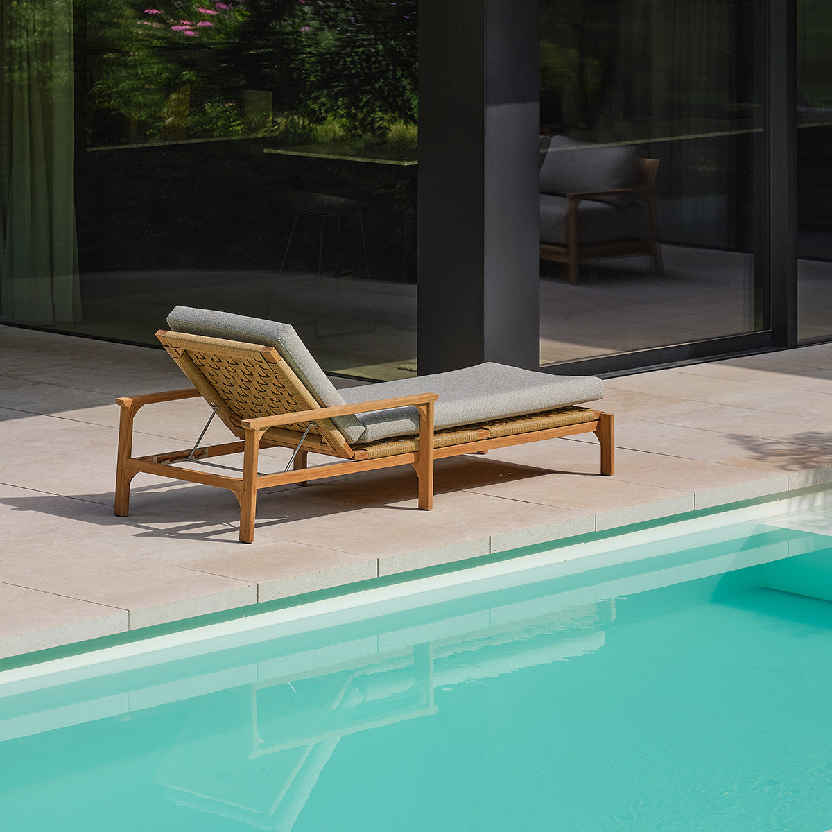 PIANA - Bain de soleil inclinable en teck massif avec coussins gris chiné