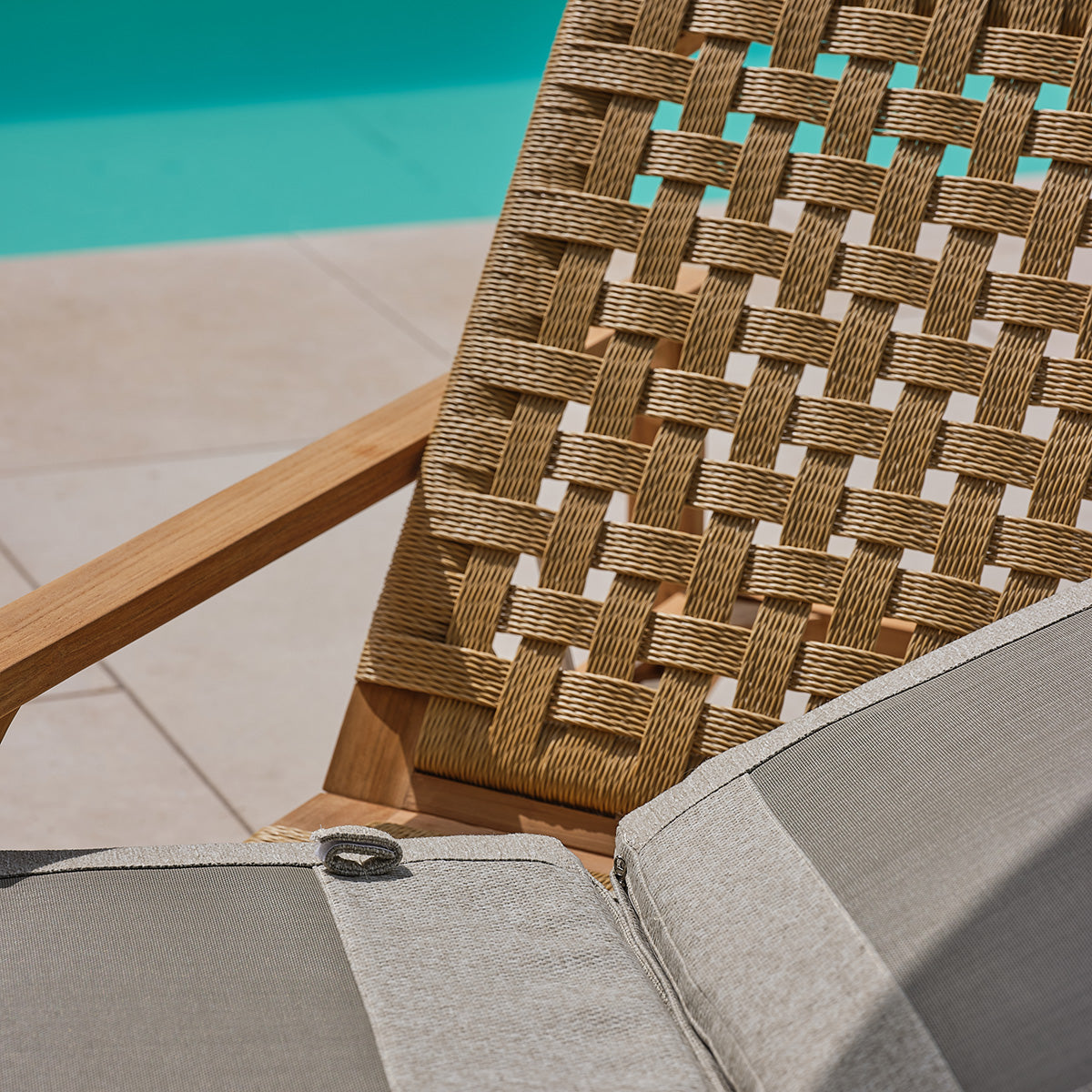 PIANA - Bain de soleil inclinable en teck massif avec coussins gris chiné