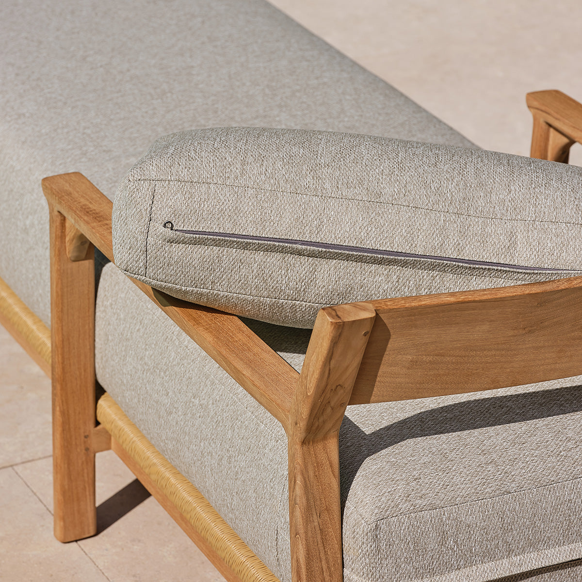 PIANA - Bain de soleil en teck massif avec coussins gris chiné