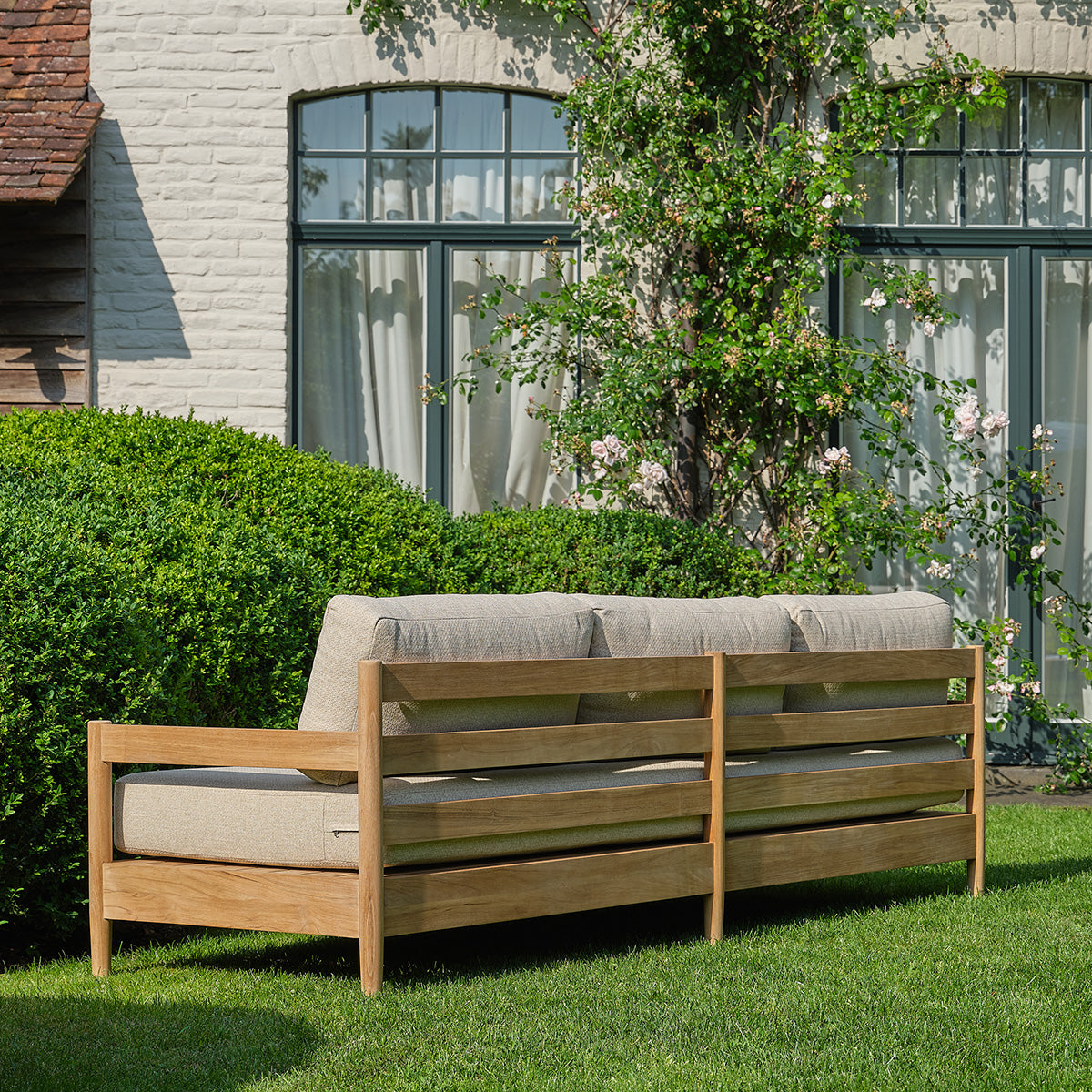 CALVI - Canapé de jardin bas en teck massif avec coussins beige chiné 4 pers.
