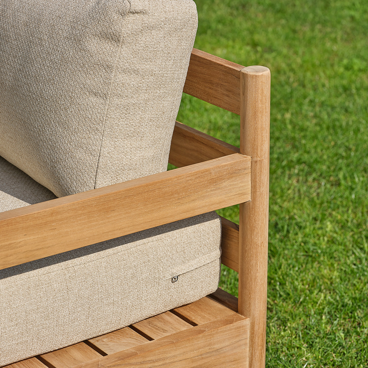 CALVI - Canapé de jardin bas en teck massif avec coussins beige chiné 4 pers.