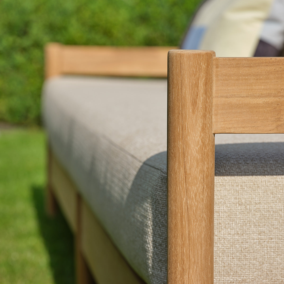 CALVI - Canapé de jardin bas en teck massif avec coussins beige chiné 4 pers.