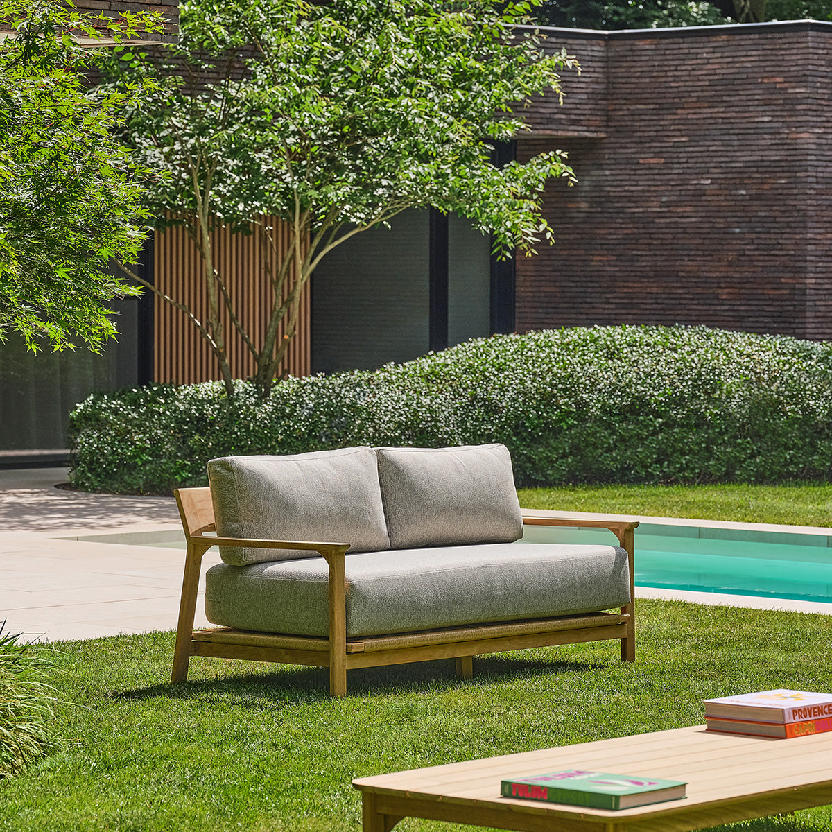 PIANA - Canapé de jardin en teck massif avec coussins gris chiné 2 pers.