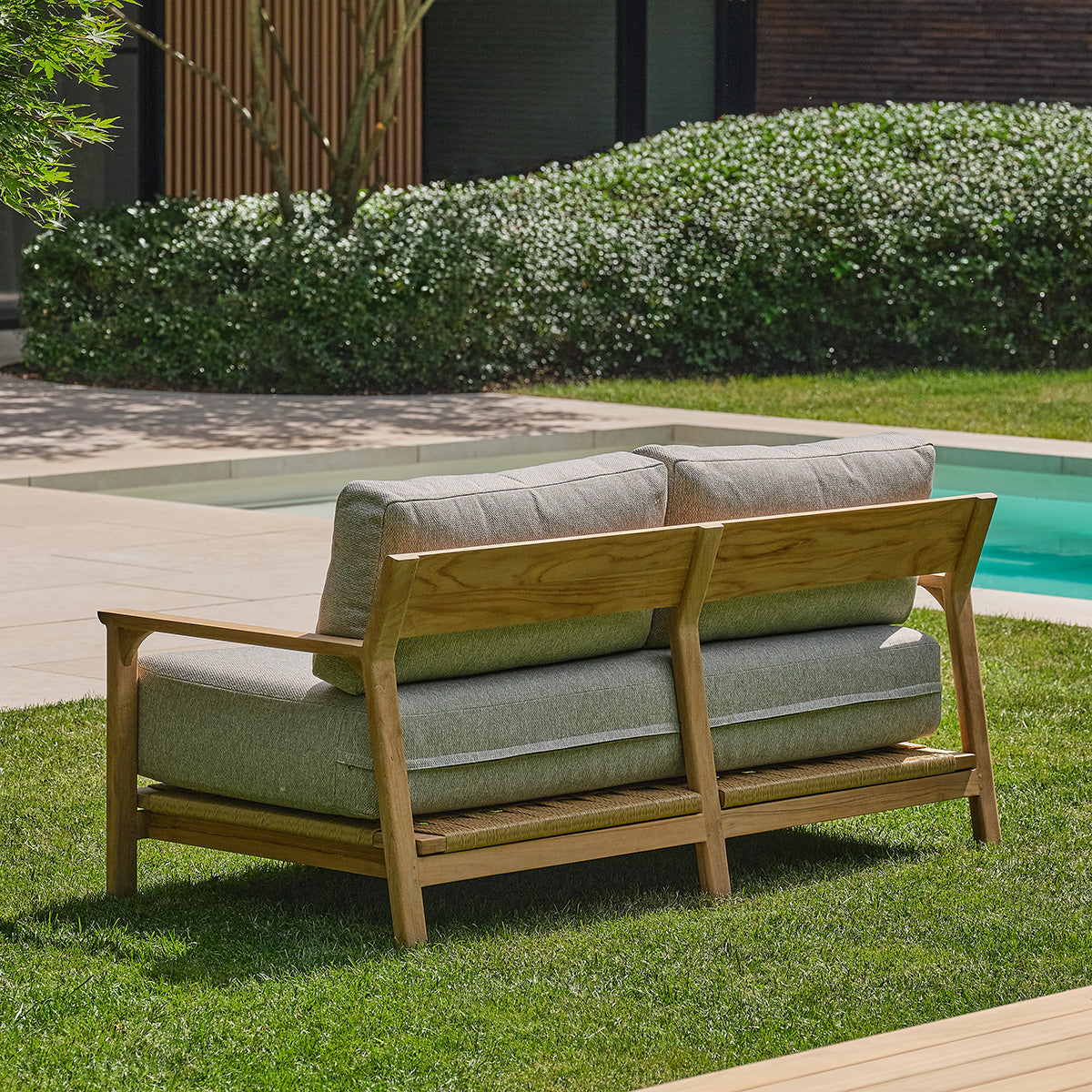 PIANA - Canapé de jardin en teck massif avec coussins gris chiné 2 pers.