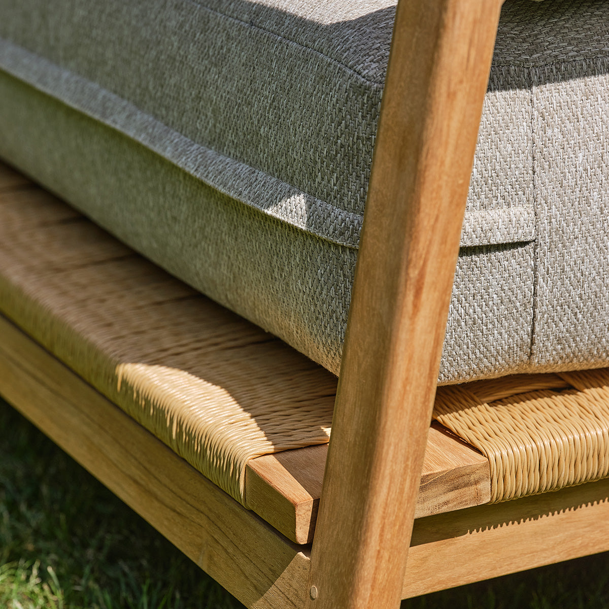 PIANA - Canapé de jardin en teck massif avec coussins gris chiné 2 pers.