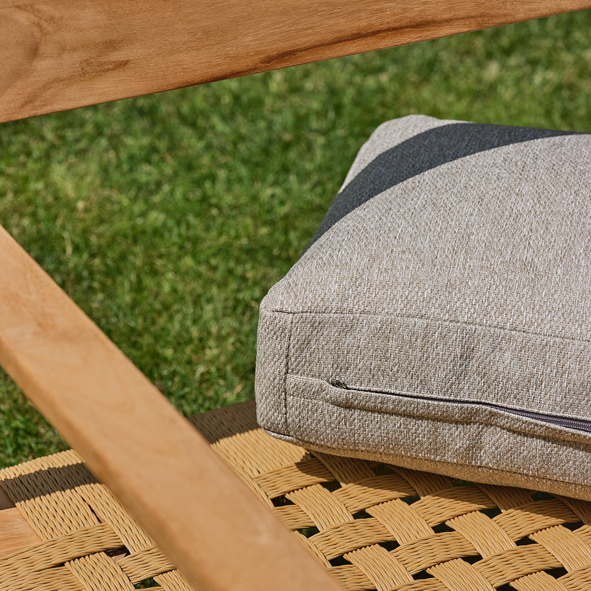PIANA - Canapé de jardin en teck massif avec coussins gris chiné 2 pers.