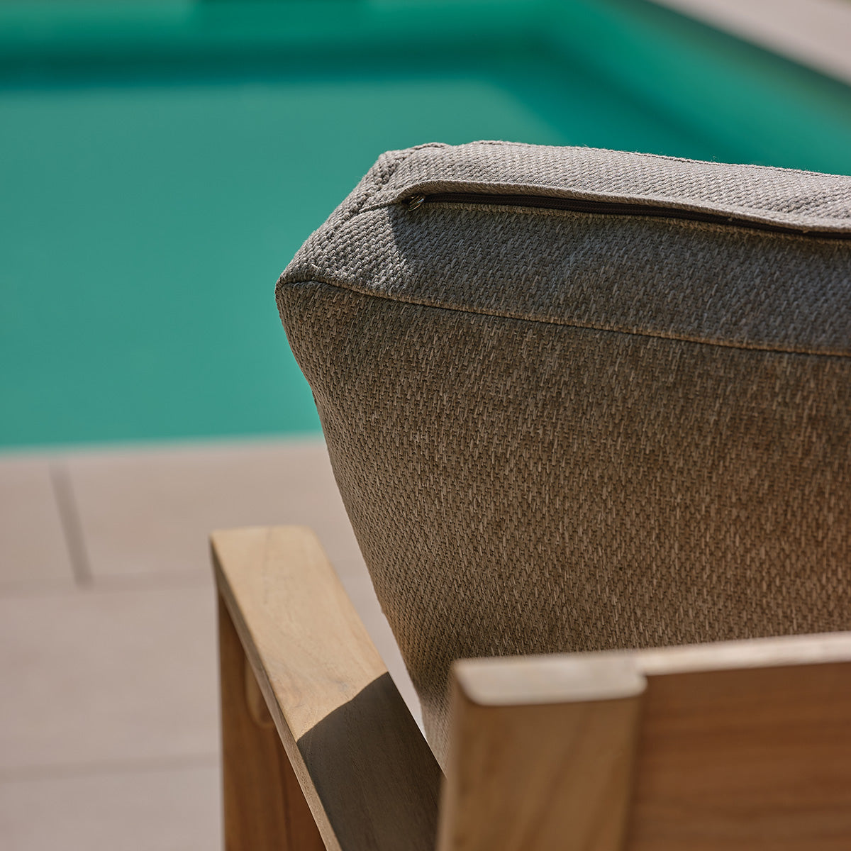 PIANA - Canapé de jardin en teck massif avec coussins gris chiné 3 pers.