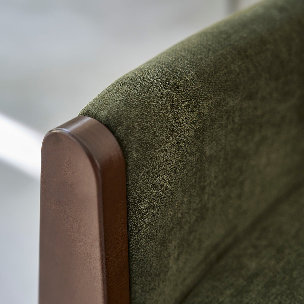 ONDINE - Canapé droit 3 places en bois massif et tissu velours vert mousse