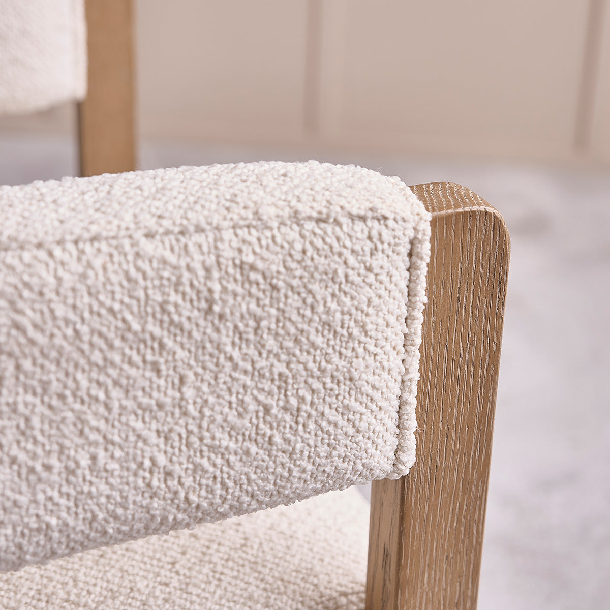 CLÉA - Chaise en chêne et tissu bouclette écrue