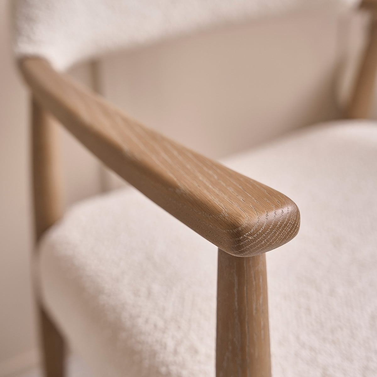LUISA - Chaise en chêne massif et tissu bouclette écrue