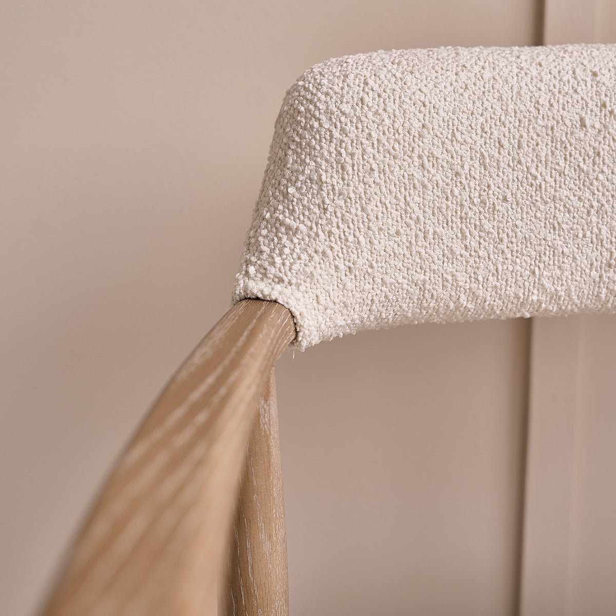 LUISA - Chaise en chêne massif et tissu bouclette écrue