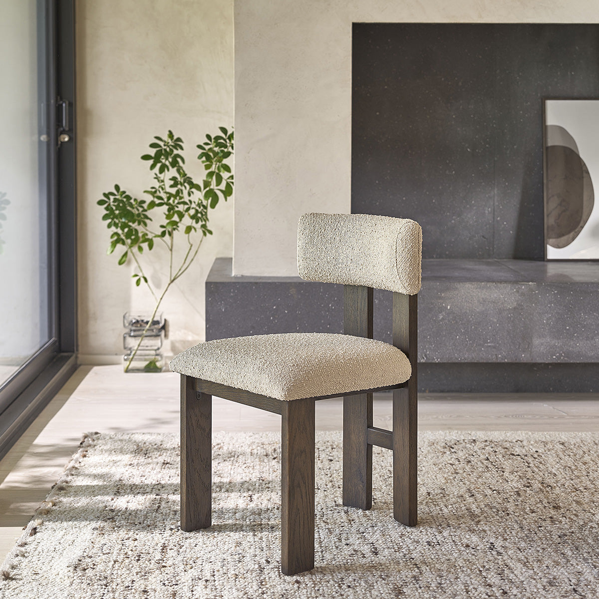 NOÉ - Chaise en chêne massif finition noyer et tissu bouclette beige