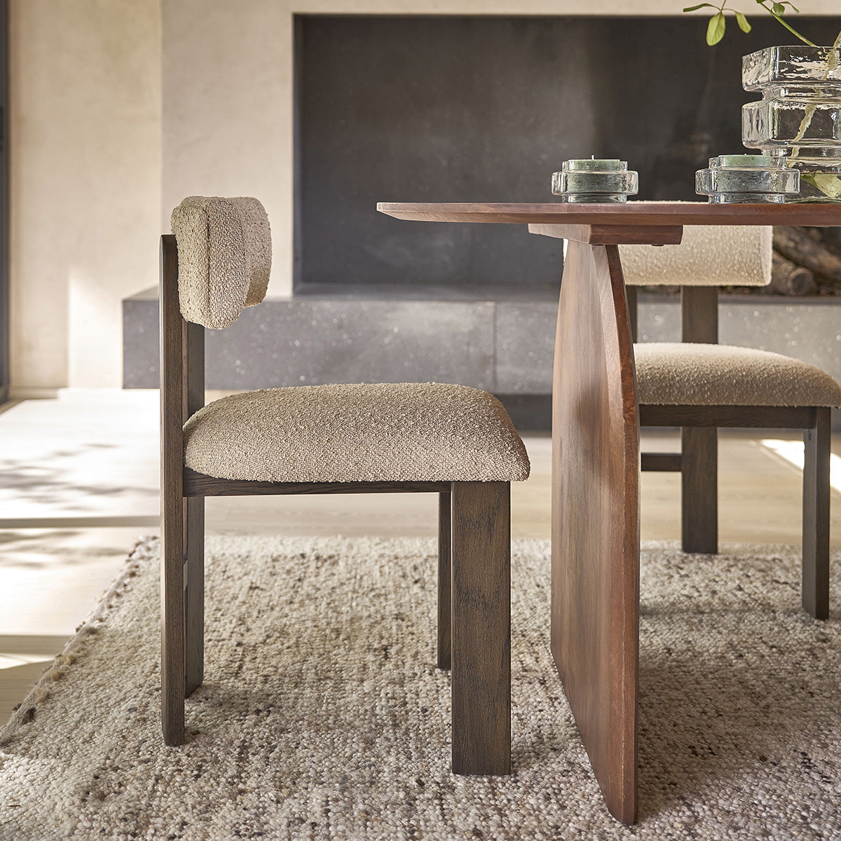 NOÉ - Chaise en chêne massif finition noyer et tissu bouclette beige