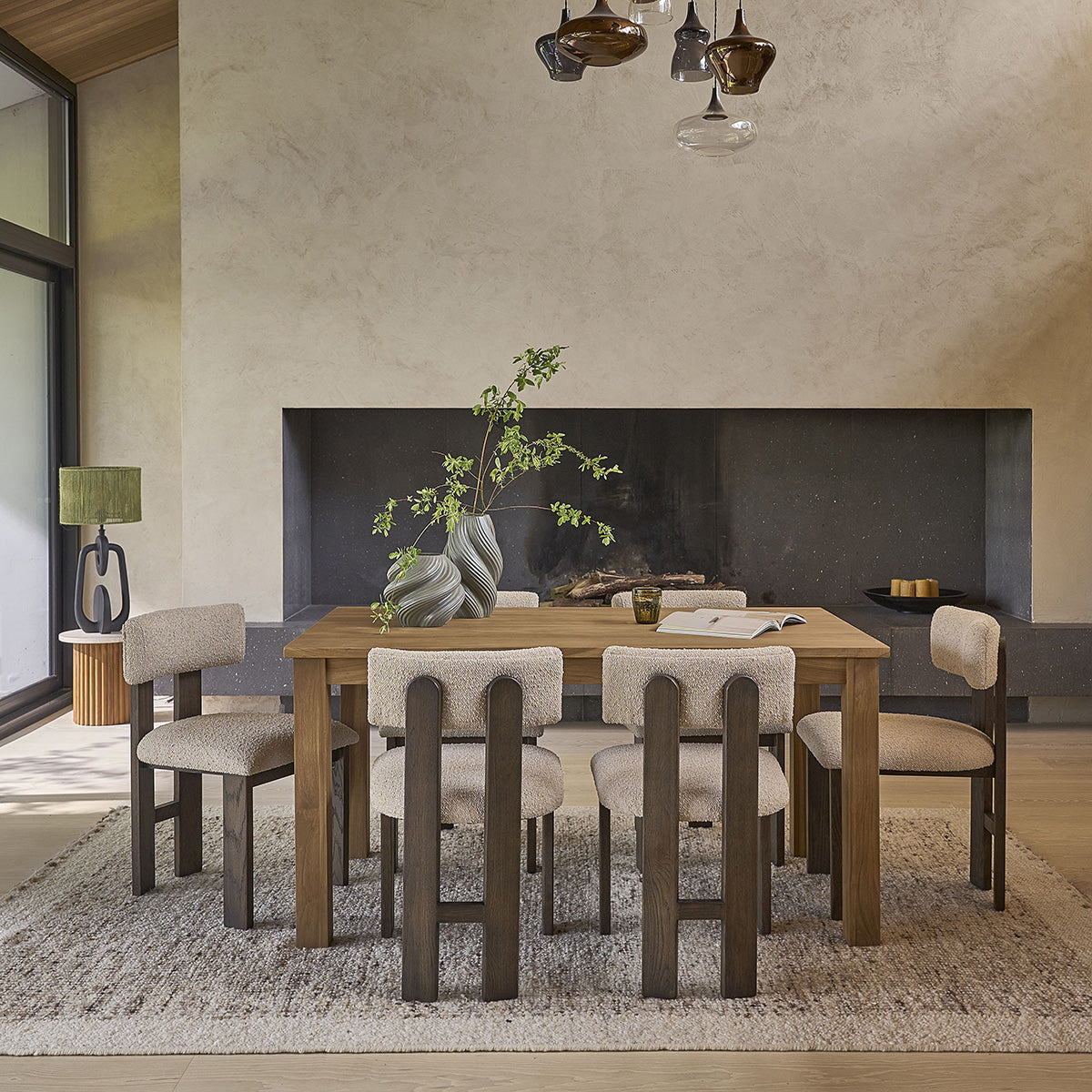 NOÉ - Chaise en chêne massif finition noyer et tissu bouclette beige