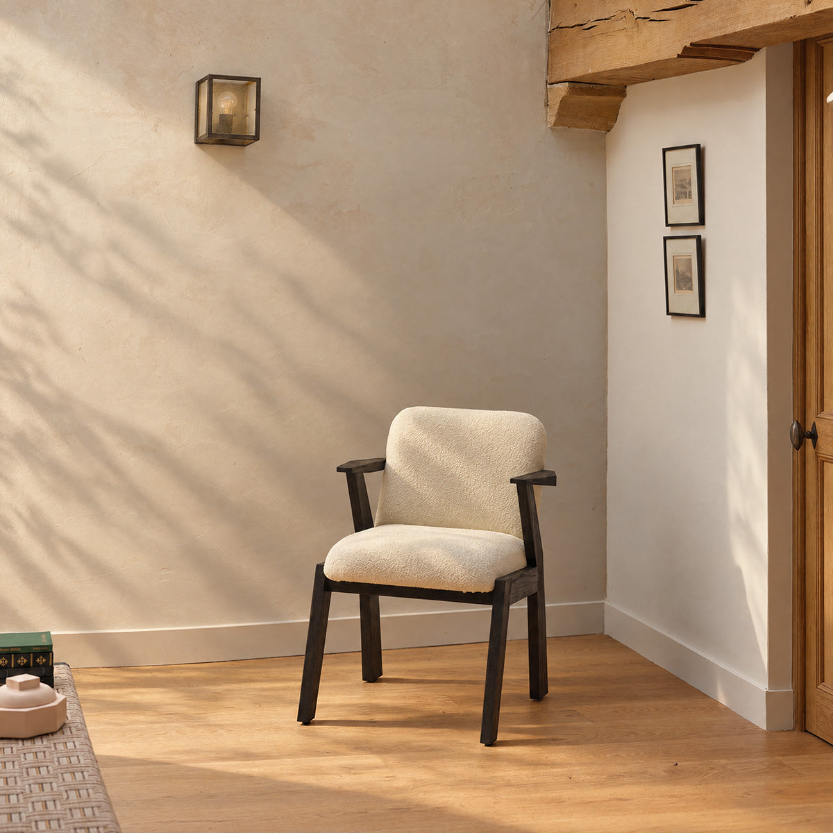 CHA0016-chaise_en_mindi_massif_noir_et_tissu_bouclette_creme-01.jpg